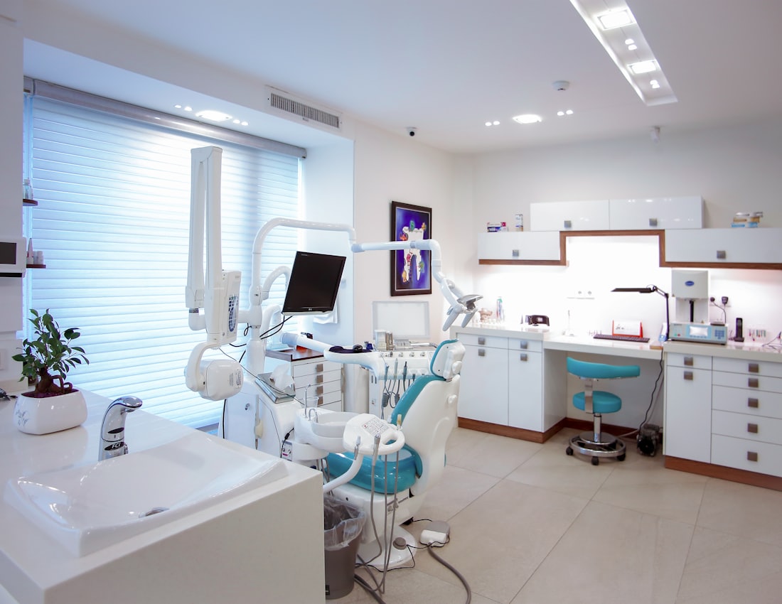 Jasny, nowoczesny gabinet stomatologiczny z fotelem dentystycznym
